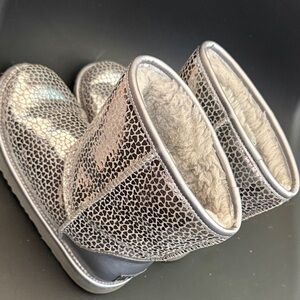 UGG Kids Metallic Silver Heart-Print Shearling-Lined Boots